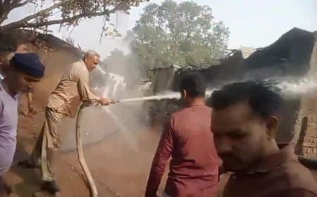 धार: किसान के घर में लगी आग, अनाज के साथ 5 लाख कैश भी खाक
