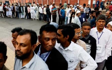 बांग्लादेश: वोटिंग के लिए लगी कतार... ढाका के 13 बूथों पर तोड़फोड़