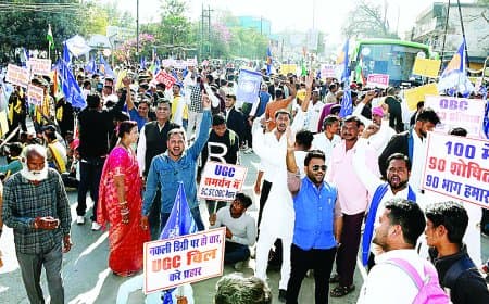 मैडम हम शर्मिंदा हैं...प्रदर्शनकारियों ने तोड़ी मर्यादा,कुत्ते के गले में बांधा ज्ञापन, नया कलेक्टर जिंदाबाद के नारे लगाए