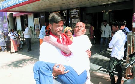 जिला अस्पताल में अव्यवस्था चरम पर, स्ट्रेचर-व्हील चेयर नदारद, मरीजों को गोद में ढोना पड़ा