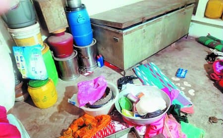 बेटी के विवाह से पहले चोर ले उड़े 5 लाख के जेवर और 80 हजार नगद