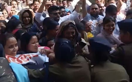 भोपाल: नियमितीकरण की मांग को लेकर आउटसोर्स स्वास्थ्य कर्मचारियों का हल्लाबोल