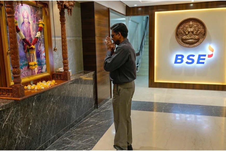 घरेलू शेयर बाजार मायूस... बजट के दूसरे दिन भी सेंसेक्स-निफ्टी में गिरावट 