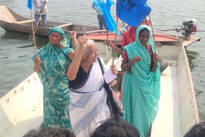 मध्यप्रदेश: बड़वानी में नर्मदा के ‘मझधार’ से मेधा पाटकर ने भरी हुंकार