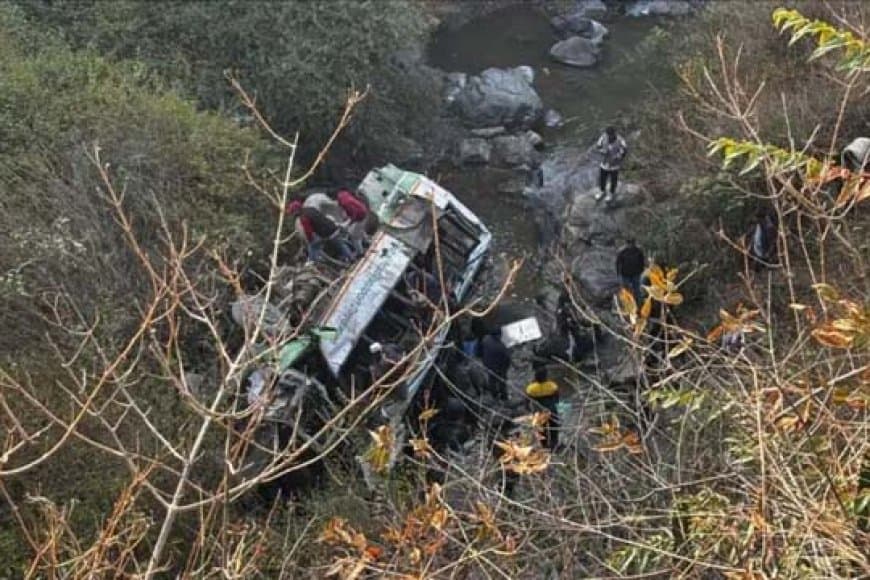 उत्तराखंड में हादसा: खाई में गिरी बस, तीन यात्रियों की मौत, कई लहूलुहान