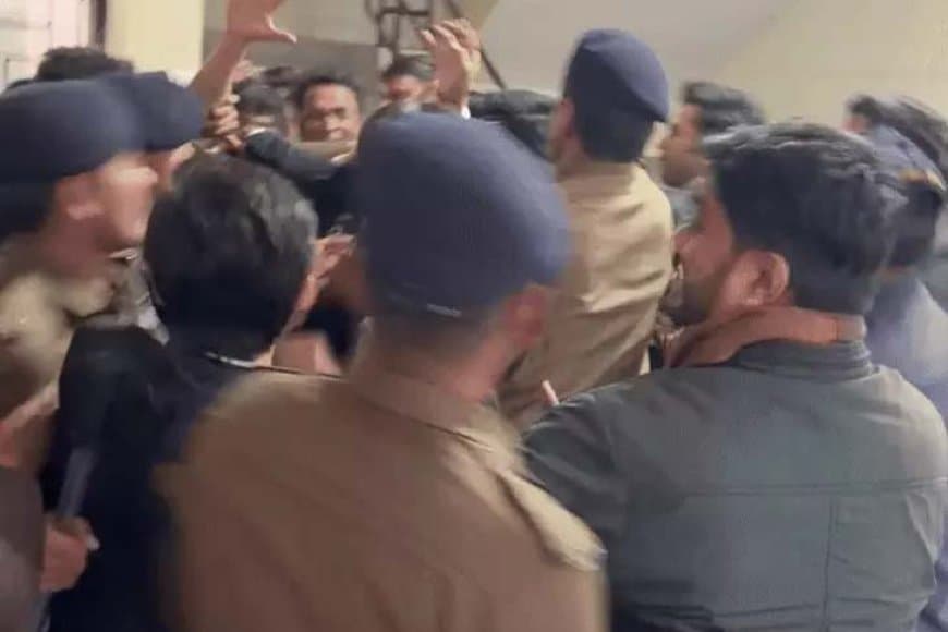 भोपाल: छात्रा से दरिंदगी पर वकीलों ने आरोपी कोर्ट परिसर में ही पीटा 