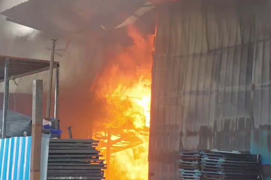 देवास: ऑटो पार्ट्स फैक्ट्री में लगी भीषण आग... लाखों का सामान खाक 