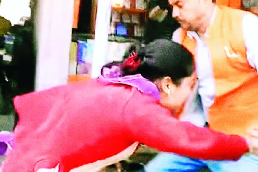 सीधी फिर शर्मसार, दबंग ने सरेबाजार महिला को बेरहमी से पीटा, वीडियो वायरल