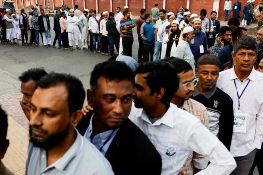 बांग्लादेश: वोटिंग के लिए लगी कतार... ढाका के 13 बूथों पर तोड़फोड़