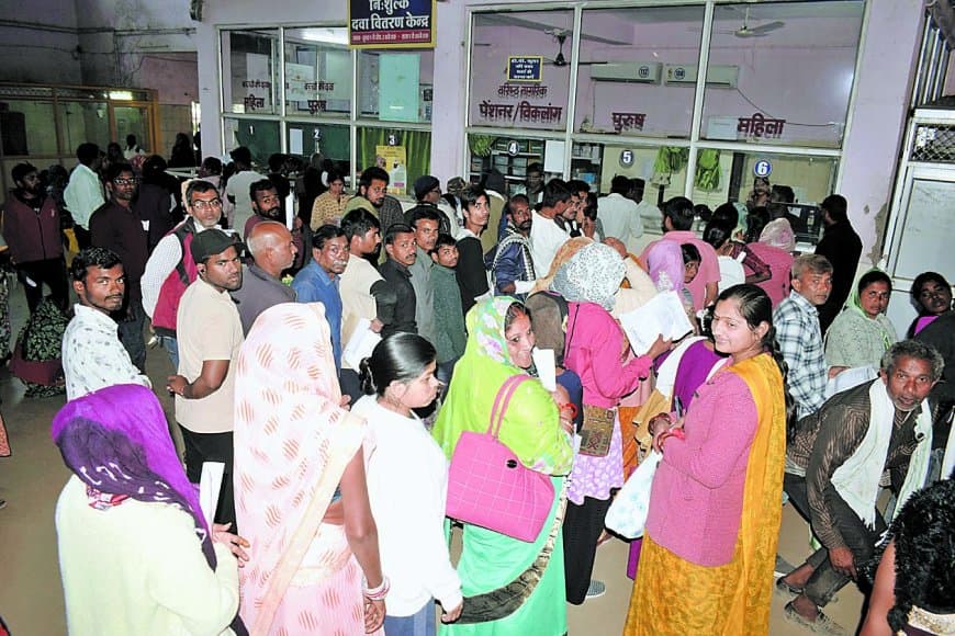 जिला अस्पताल में 62 दवाएं गायब, मरीजों को आधी-अधूरी दवाओं के साथ लौटना पड़ रहा