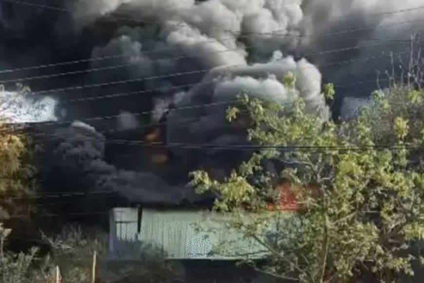 भोपाल ISBT के पास मेहता इंडस्ट्री में भीषण आग: लकड़ी और प्लाईवुड का गोदाम खाक, दमकल की 7 गाड़ियां मौके पर