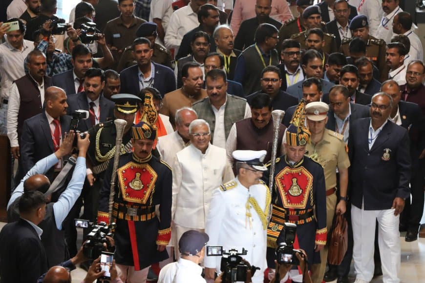 विस का बजट सत्र: विपक्ष के हंगामे के बीच राज्यपाल का अभिभाषण समाप्त