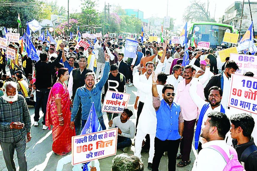 मैडम हम शर्मिंदा हैं...प्रदर्शनकारियों ने तोड़ी मर्यादा,कुत्ते के गले में बांधा ज्ञापन, नया कलेक्टर जिंदाबाद के नारे लगाए