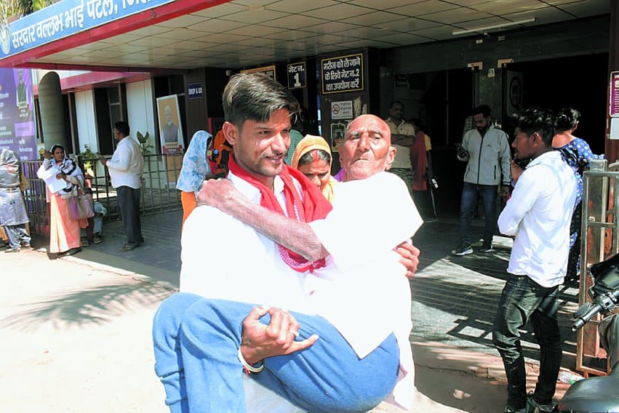 जिला अस्पताल में अव्यवस्था चरम पर, स्ट्रेचर-व्हील चेयर नदारद, मरीजों को गोद में ढोना पड़ा