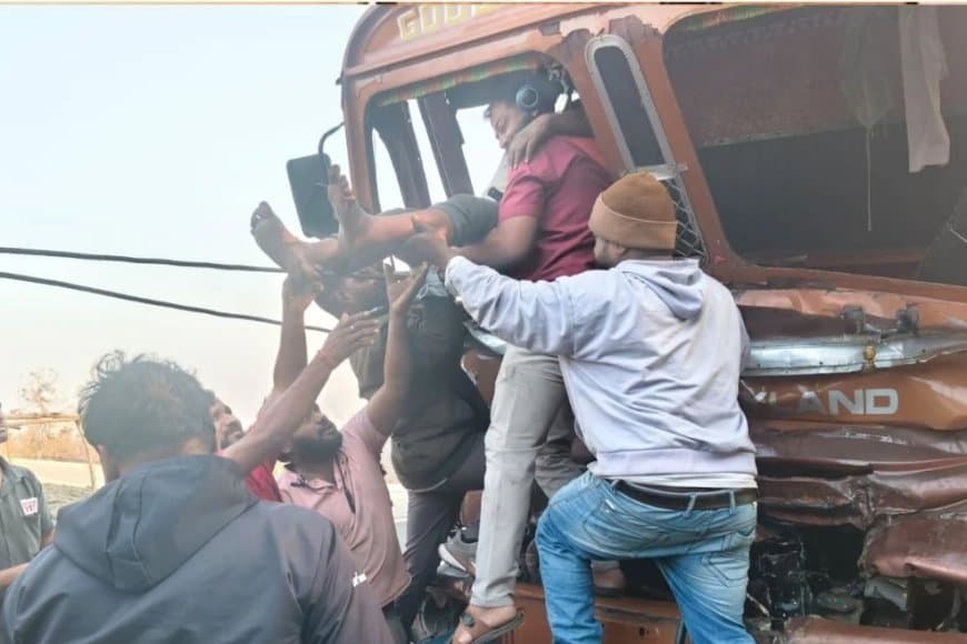 मध्यप्रदेश: धार में ट्रक ने कंटेनर को मारी टक्कर, तीन घंटे तक फंसा रहा चालक