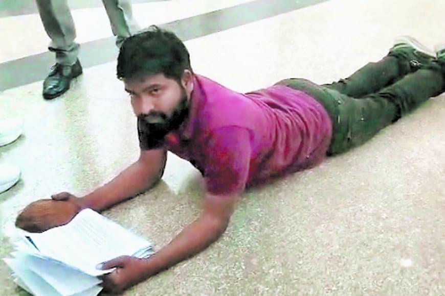 नारियल हाथ में लेकर जमीन पर लोटता कलेक्ट्रेट पहुंचा युवक, सड़क निर्माण की लगाई गुहार