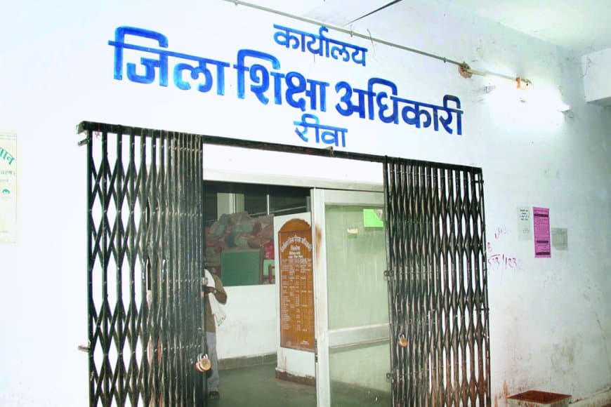 घोटालेबाजों पर अफसर मेहरबान, स्कूल शिक्षा विभाग की फाइलें वर्षों से दबी, कार्रवाई शून्य