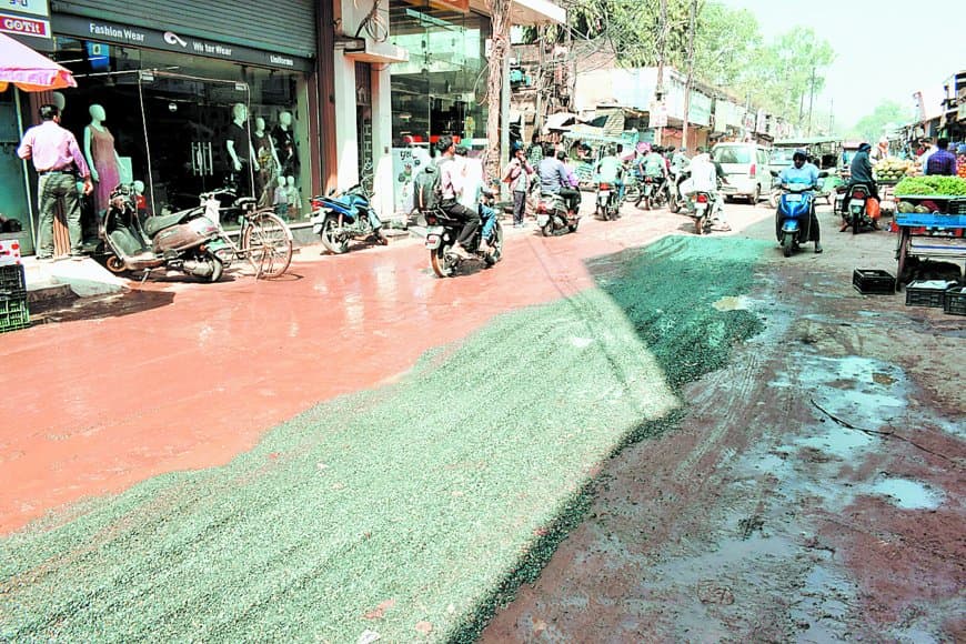 सड़क पर उतरे सांसद, कीचड़ में गिरा व्यापारी तो आयुक्त से बोले 'देखिए अपना काम'