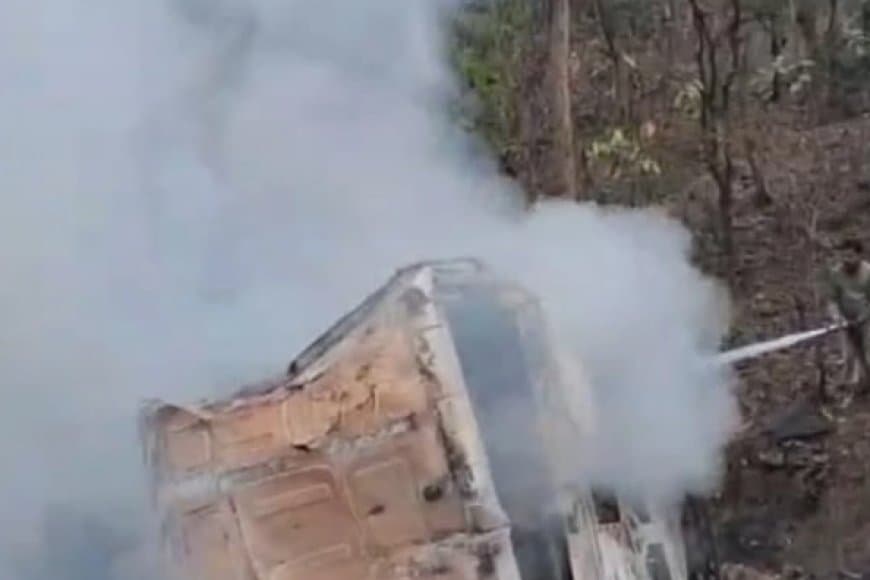 मध्यप्रदेश: खाई में गिरा ट्रक... लगी भीषण आग... चालक ने कूदकर बचाई जान