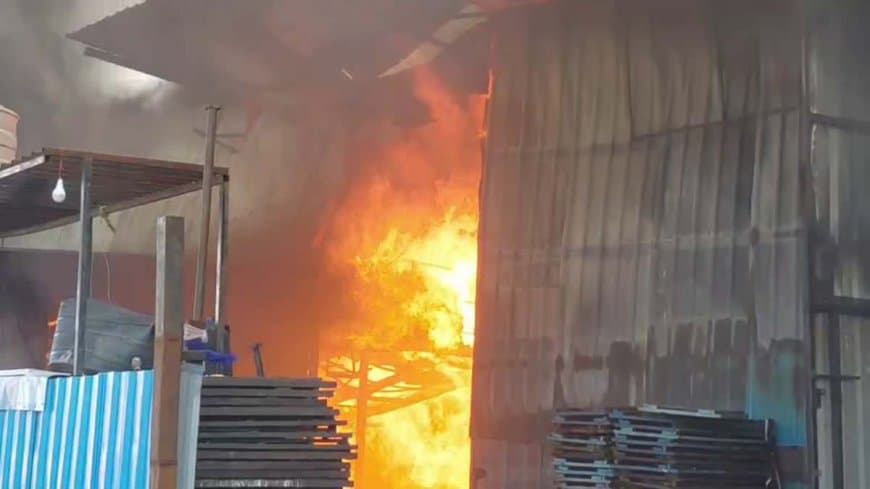 देवास: ऑटो पार्ट्स फैक्ट्री में लगी भीषण आग... लाखों का सामान खाक 