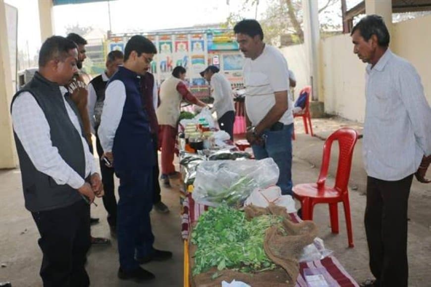 सही फसल का कॉम्बीनेशन की जानकारी भी दी जा रही है।