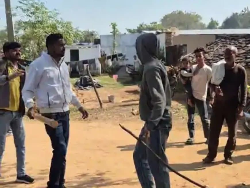 अफसरों के  साथ मारपीट का वीडियो शनिवार को सामने आया।