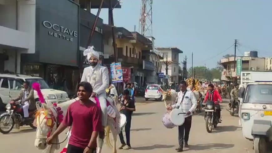 बैलगाड़ी पर बारात लेकर पहुंचा डाॅक्टर दूल्हा