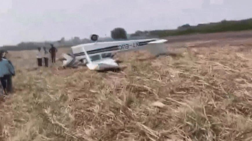 कर्नाटक के विजयपुरा में मिनी जेट क्रैश: ट्रेनिंग विमान के उड़े परखच्चे, दो घायल