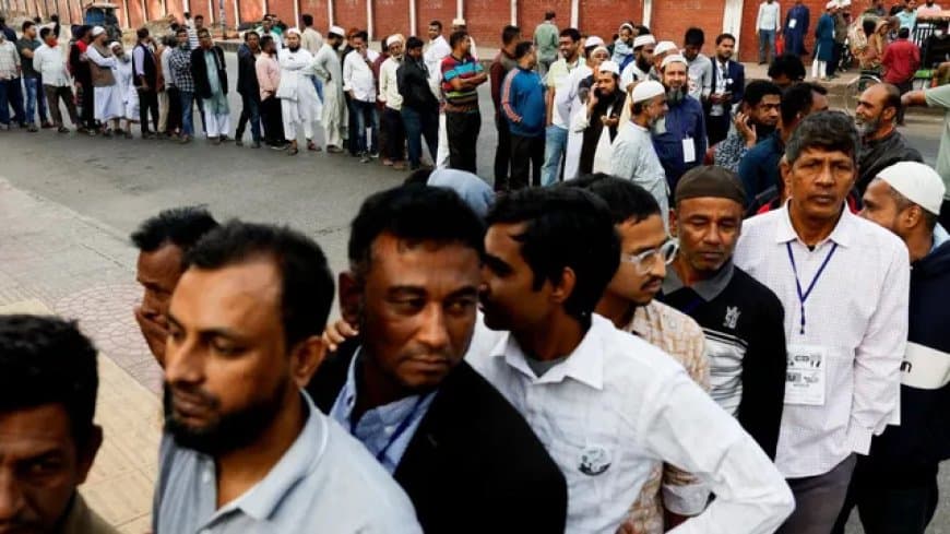 बांग्लादेश: वोटिंग के लिए लगी कतार... ढाका के 13 बूथों पर तोड़फोड़