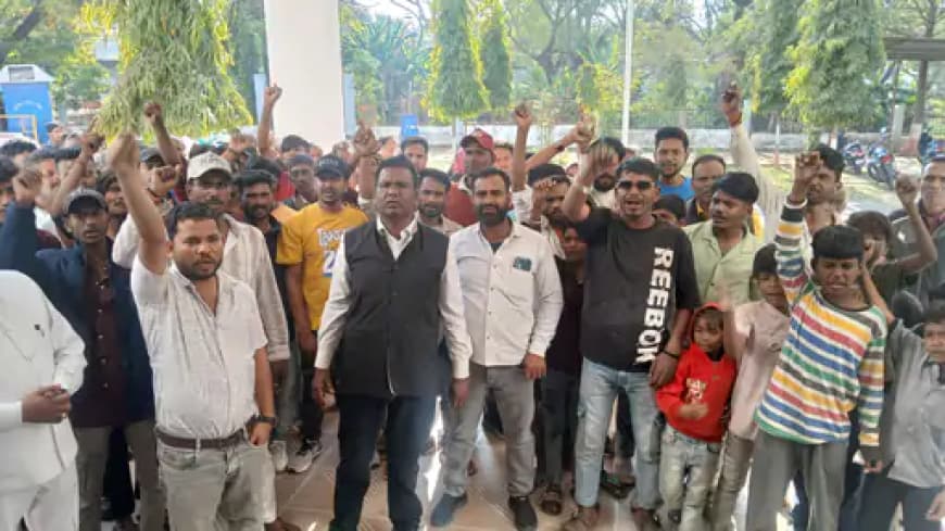 धानक समाज ने प्रदर्शन किया।