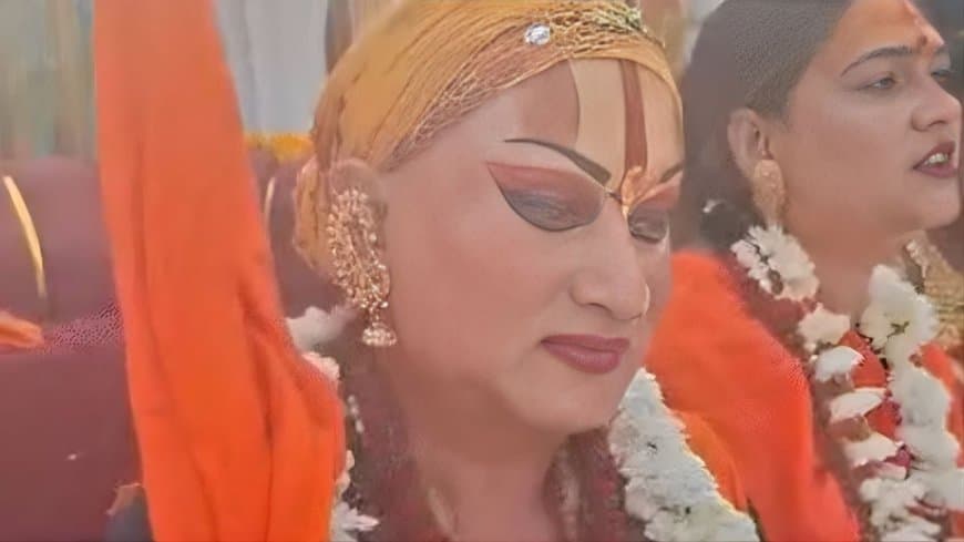 आ, जिसने सनातन धर्म के इतिहास में एक नया अध्याय जोड़ दिया है। राजधानी में आयोजित 'किन्नर धर्म सम्मेलन' में हिमांगी सखी को देश की पहली किन्नर शंकराचार्य  घोषित हुईं।