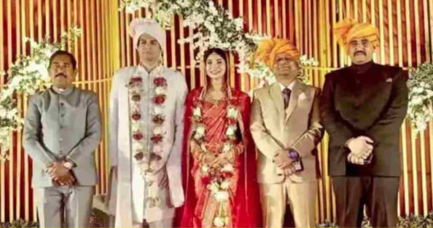 मध्य प्रदेश कैडर के आईएएस अवि प्रसाद इन दिनों सुर्खियां बटोर रहे हैं।