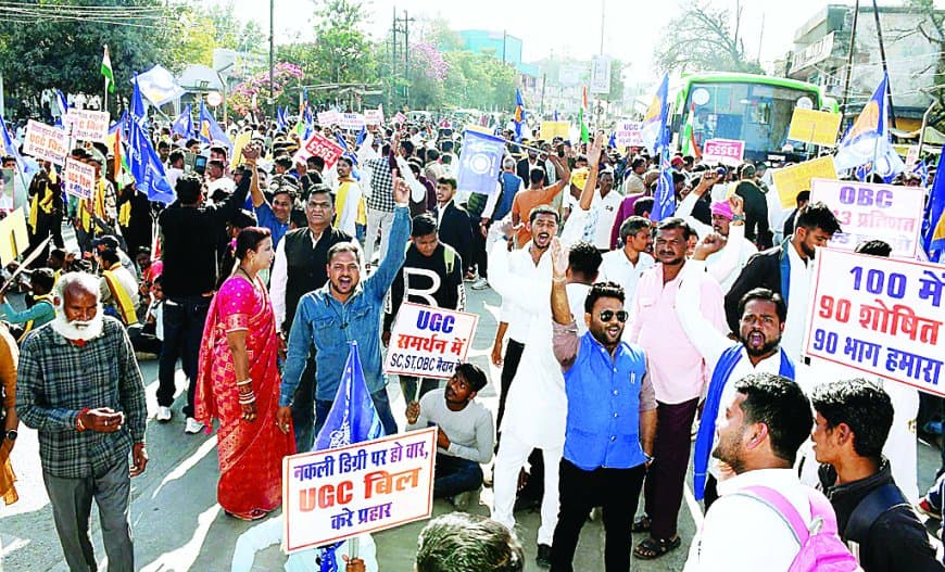 मैडम हम शर्मिंदा हैं...प्रदर्शनकारियों ने तोड़ी मर्यादा,कुत्ते के गले में बांधा ज्ञापन, नया कलेक्टर जिंदाबाद के नारे लगाए