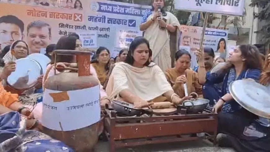 भोपाल में महिला कांग्रेस की 'रसोई संसद': खाली कड़ाही और थाली बजाकर जताया विरोध