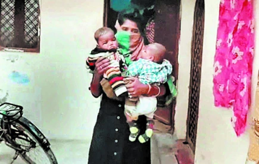 गोद में मासूम, आंखों में आंसू, 10 महीनों से पति की तलाश में भटक रही पत्नी