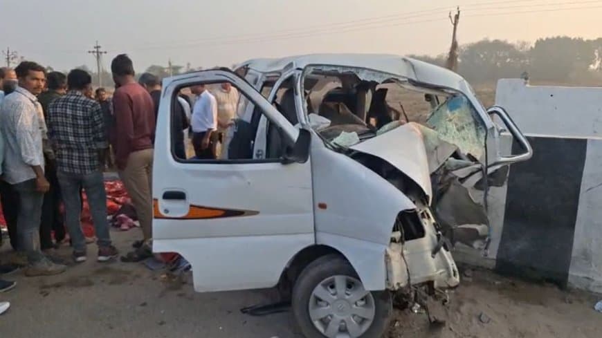 गुजरात: डिवाइडर से टकराई कार, एक ही परिवार के पांच लोगों की मौत