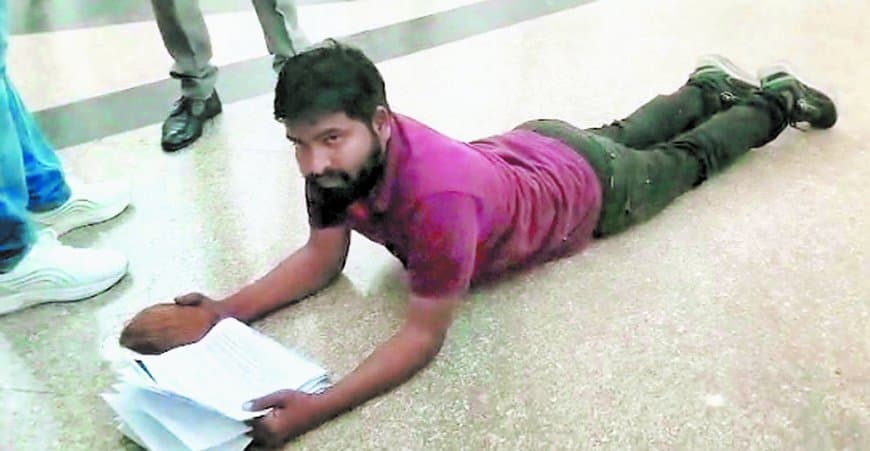 नारियल हाथ में लेकर जमीन पर लोटता कलेक्ट्रेट पहुंचा युवक, सड़क निर्माण की लगाई गुहार