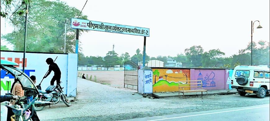 रिश्तेदार को नौकरी, बच्चों के भोजन में कटौती, प्रभारी प्राचार्य पद से हटाई गईं