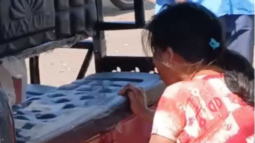 भोपाल में पुलिस की बदसलूकी: ई-रिक्शा चालक की पत्नी ने खाया जहर, सड़क पर हंगामा और तोड़फोड़