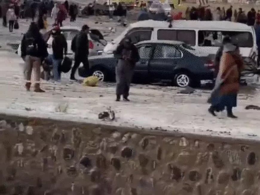 बोलिविया: सेना का विमान क्रैश, 15 की मौत... हाईवे पर बिखरे नोट 