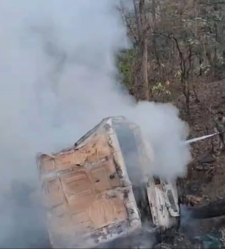 मध्यप्रदेश: खाई में गिरा ट्रक... लगी भीषण आग... चालक ने कूदकर बचाई जान