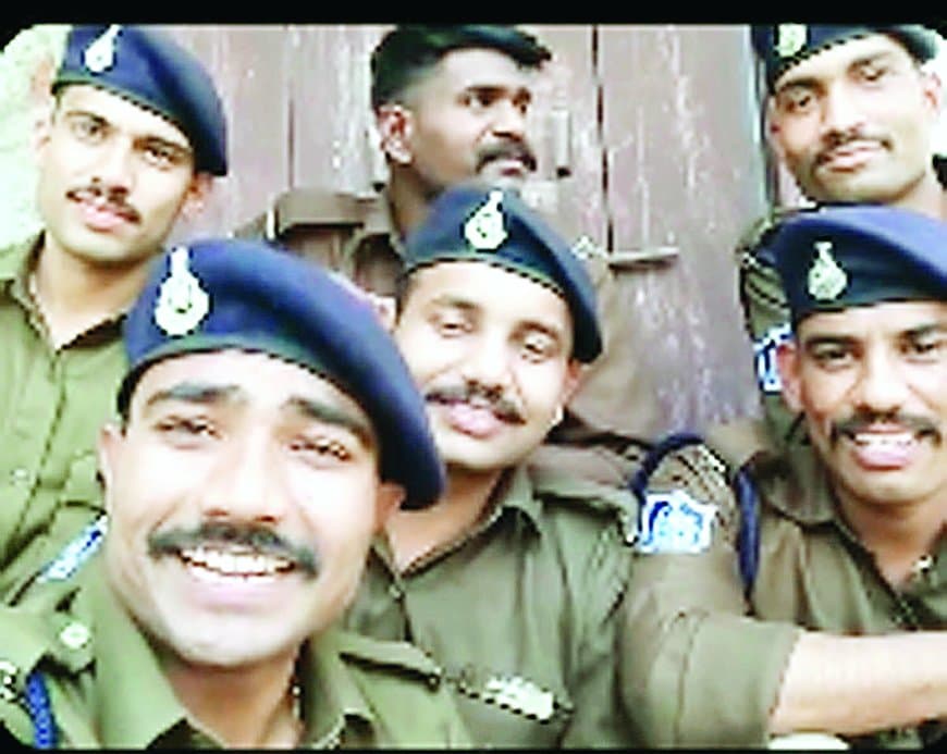 वर्दी में रील बनाना पड़ा भारी, एसपी ने छह नव आरक्षकों को थमाया नोटिस