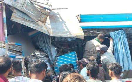 हादसा: ट्रेलर और बस की जोरदार टक्कर, पांच लोगों की मौत