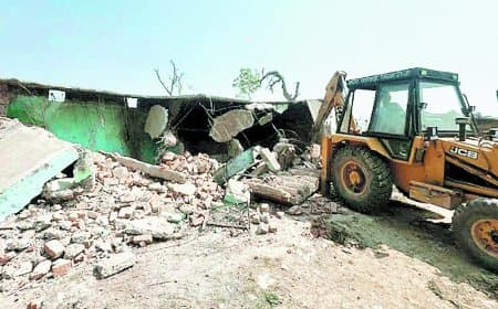 मंदिर के मेड़ पर निर्मित 18 मकानों को ननि ने जेसीबी से किया ध्वस्त