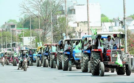 डालमिया को जमीन लीज देने के विरोध में हजारों किसानों का ट्रैक्टर मार्च