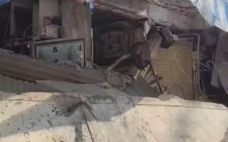 भोपाल न्यूज: जवाहर चौक में नगर निगम की 5 दुकानों के छज्जे गिरे, मेट्रो काम से जर्जर हुई इमारत?