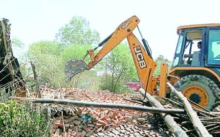 दुआरी तालाब से अतिक्रमण हटाने कार्रवाई, दो दर्जन कच्चे-पक्के मकान जेसीबी से ध्वस्त