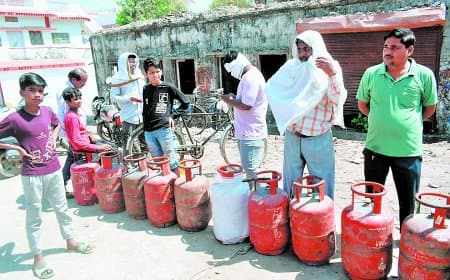 गैस संकट से एजेंसियों पर कतारें, प्रशासन बोला कमी नहीं सिर्फ सर्वर समस्या
