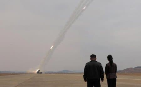 जंग के बीच शक्ति प्रदर्शन: उत्तर कोरिया ने किया रॉकेट लॉन्चर का सफल परीक्षण