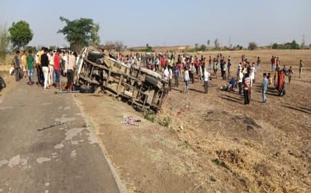 बड़वानी: श्रमिकों से भरा वाहन पलटा, एक की मौत...महिलाएं और बच्चे घायल